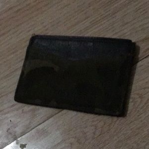 I’m am selling a fossil wallet
